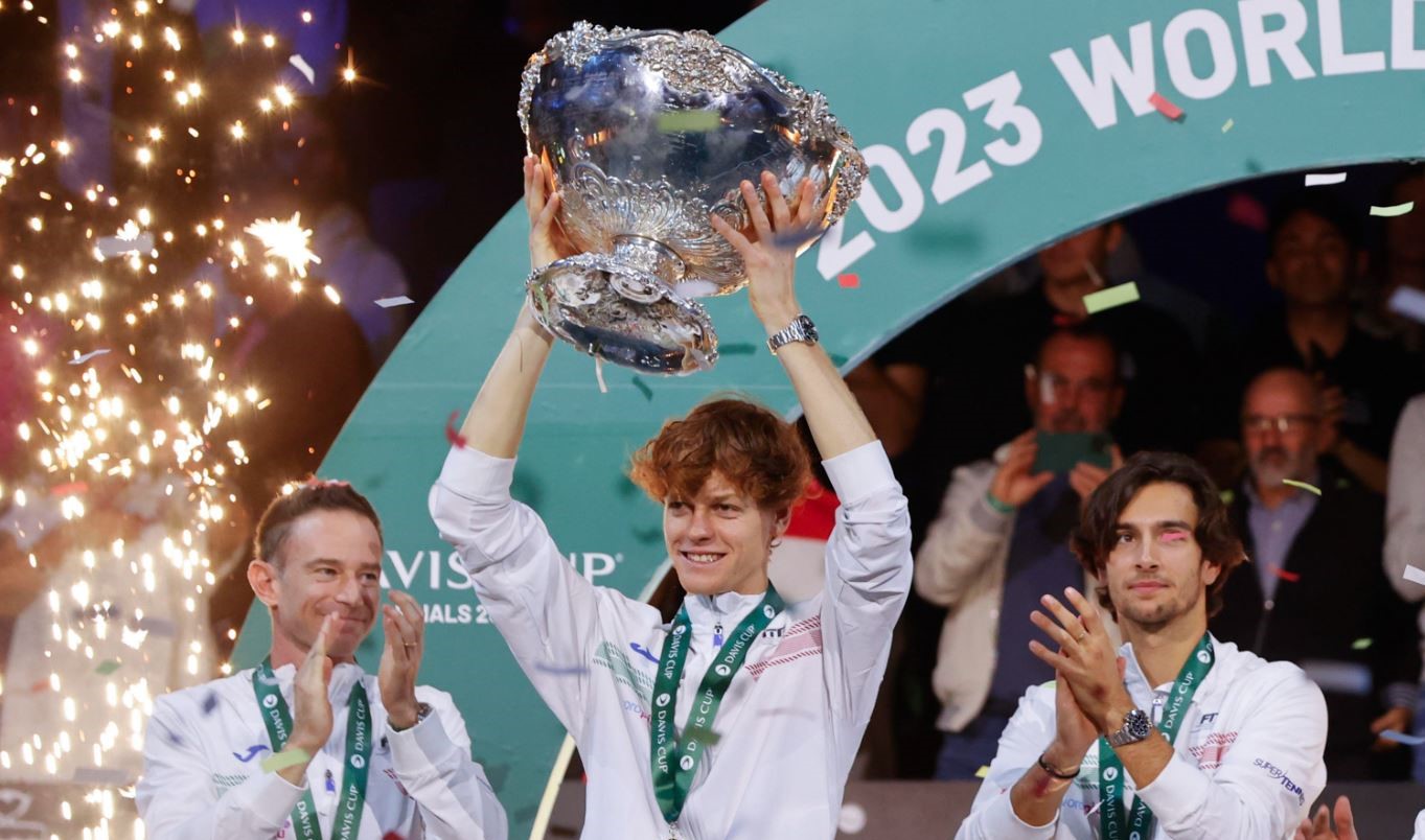 Jannik Sinner solleva la Coppa Davis dopo la vittoria contro l'Australia Jannik Sinner solleva la Coppa Davis dopo la vittoria contro l'Australia