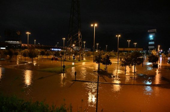 Veduta del centro commerciale "I Gigli" completamente allagato a Campi Bisenzio