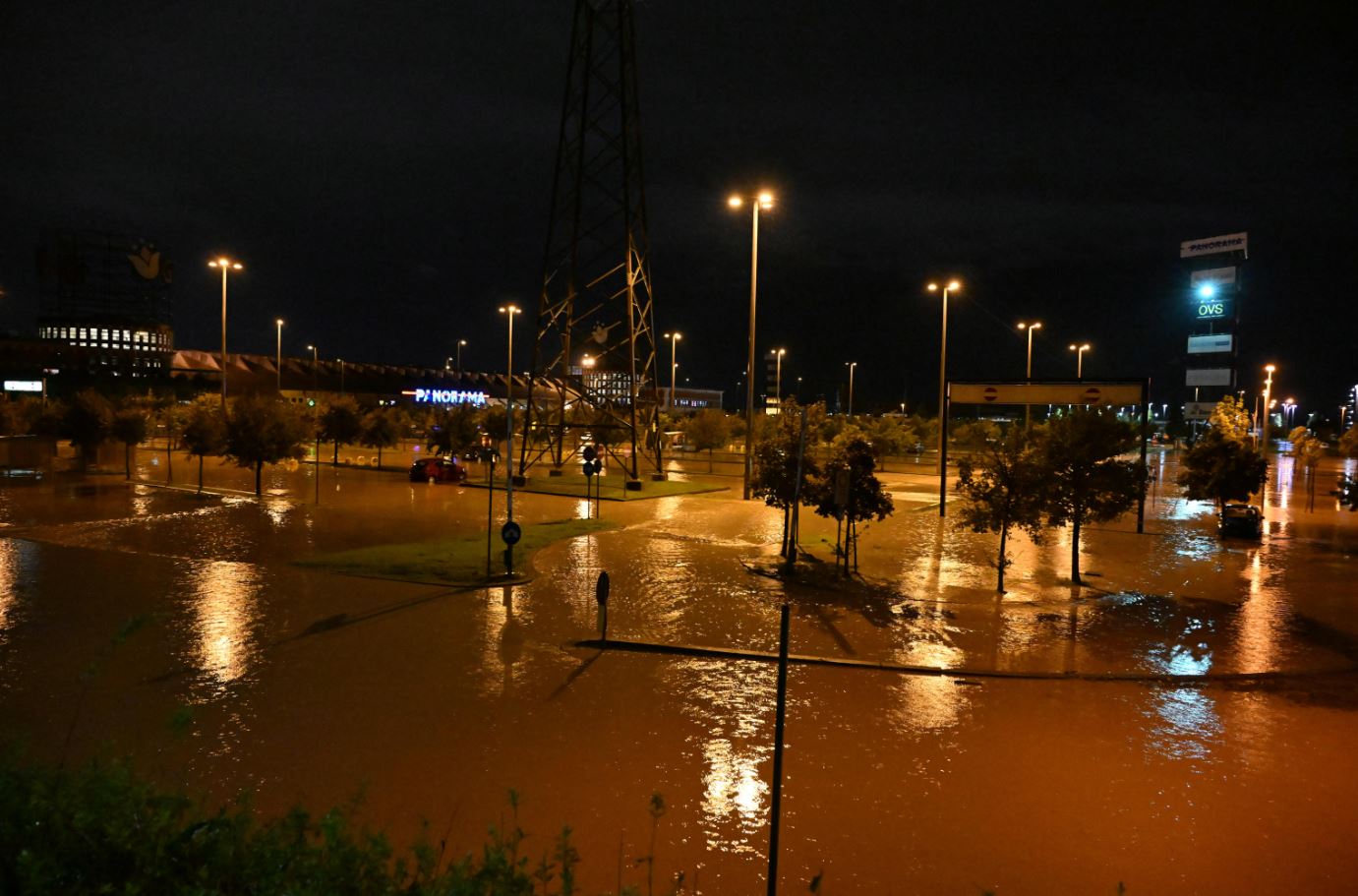 Veduta del centro commerciale "I Gigli" completamente allagato a Campi Bisenzio