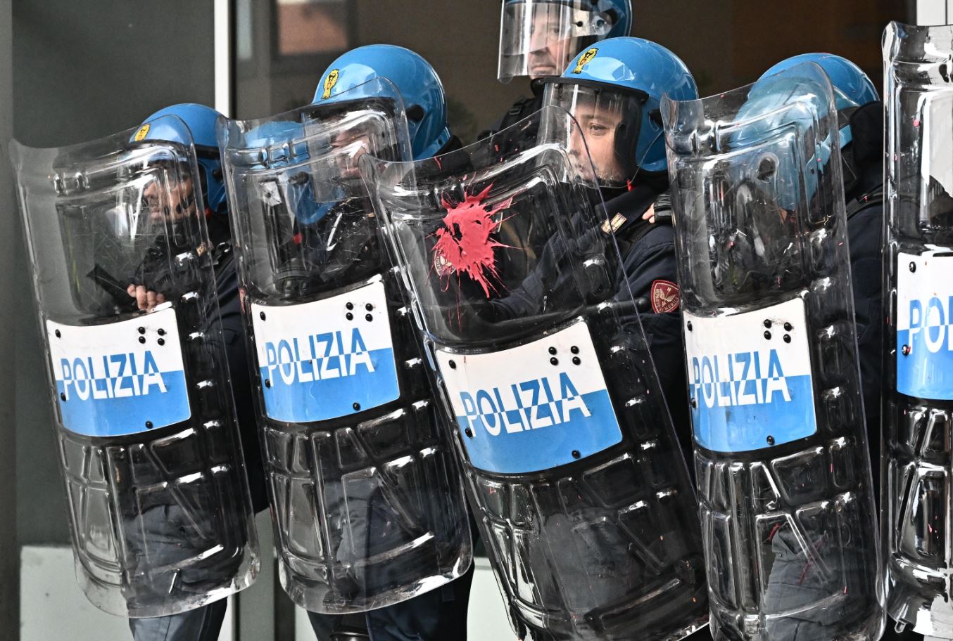 Agenti di polizia durante il blocco del varco Agenti di polizia durante il blocco del varco