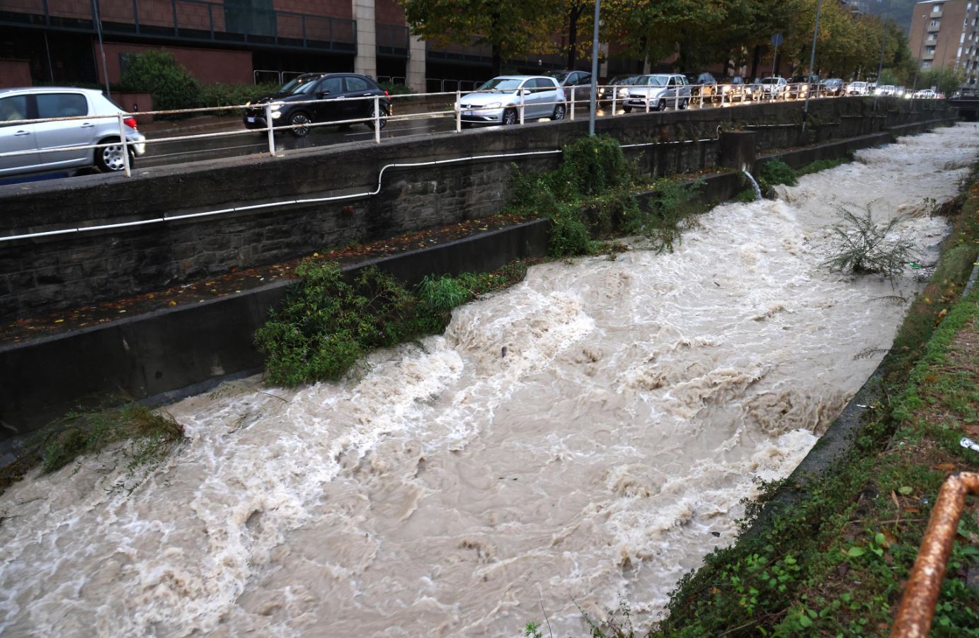 Il torrente Cosa in piena attraversa la città di Como