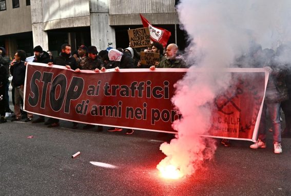 I manifestanti mostrano uno striscione contro il traffico di armi I manifestanti mostrano uno striscione contro il traffico di armi