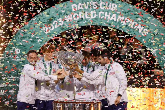 I tennisti italiani Jannik Sinner, Matteo Arnaldi, Lorenzo Musetti, Lorenzo Sonego e Simone Bolelli celebrano la vittoria I tennisti italiani Jannik Sinner, Matteo Arnaldi, Lorenzo Musetti, Lorenzo Sonego e Simone Bolelli celebrano la vittoria