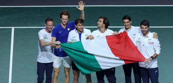 La squadra mostra la bandiera dell'Italia