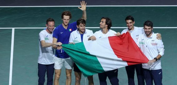 La squadra mostra la bandiera dell'Italia La squadra mostra la bandiera dell'Italia