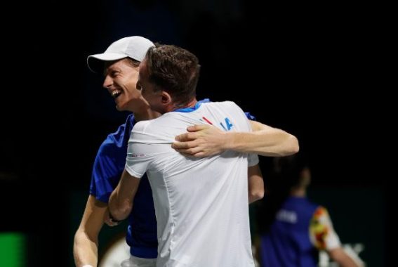 Jannik Sinner abbraccia un compagno di squadra dopo la vittoria a Malaga Jannik Sinner abbraccia un compagno di squadra dopo la vittoria a Malaga