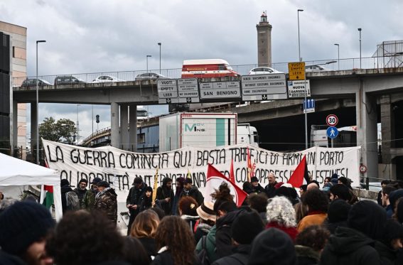 Un momento della protesta, che invita a sabotare la logistica a sostegno delle azioni di israele Un momento della protesta, che invita a sabotare la logistica a sostegno delle azioni di israele