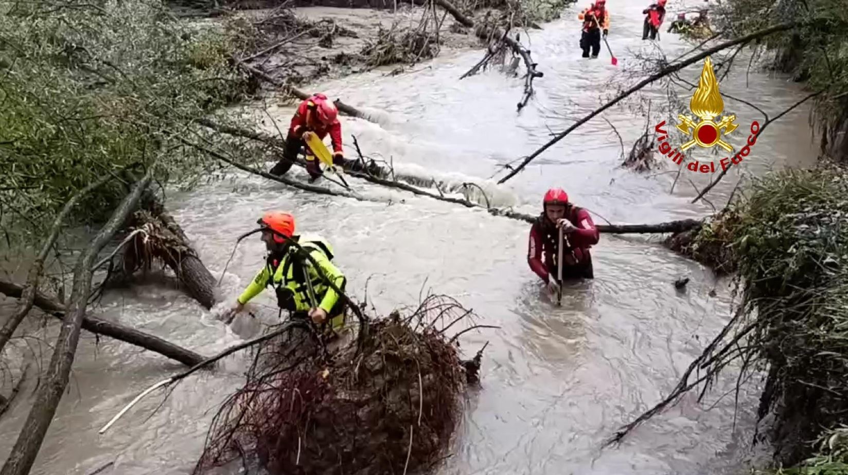 Vigili del fuoco con squadre di sommozzatori e soccorritori fluviali durante gli interventi di salvataggio dalle abitazioni a Campi Bisenzio