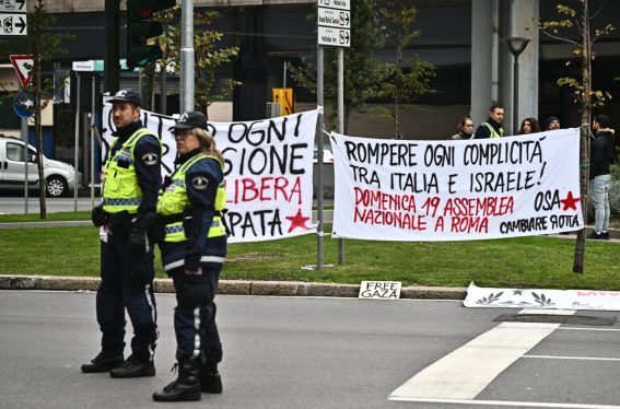 Nel luogo del presidio agenti della polizia si occupano della sicurezza Nel luogo del presidio agenti della polizia si occupano della sicurezza
