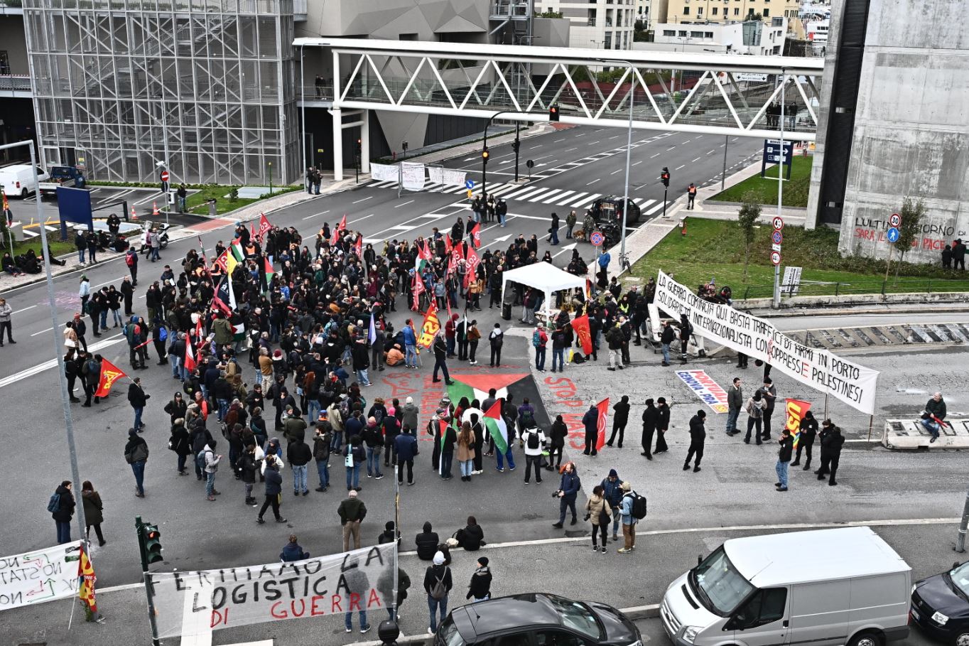 Un momento della protesta presso il varco portuale Un momento della protesta presso il varco portuale
