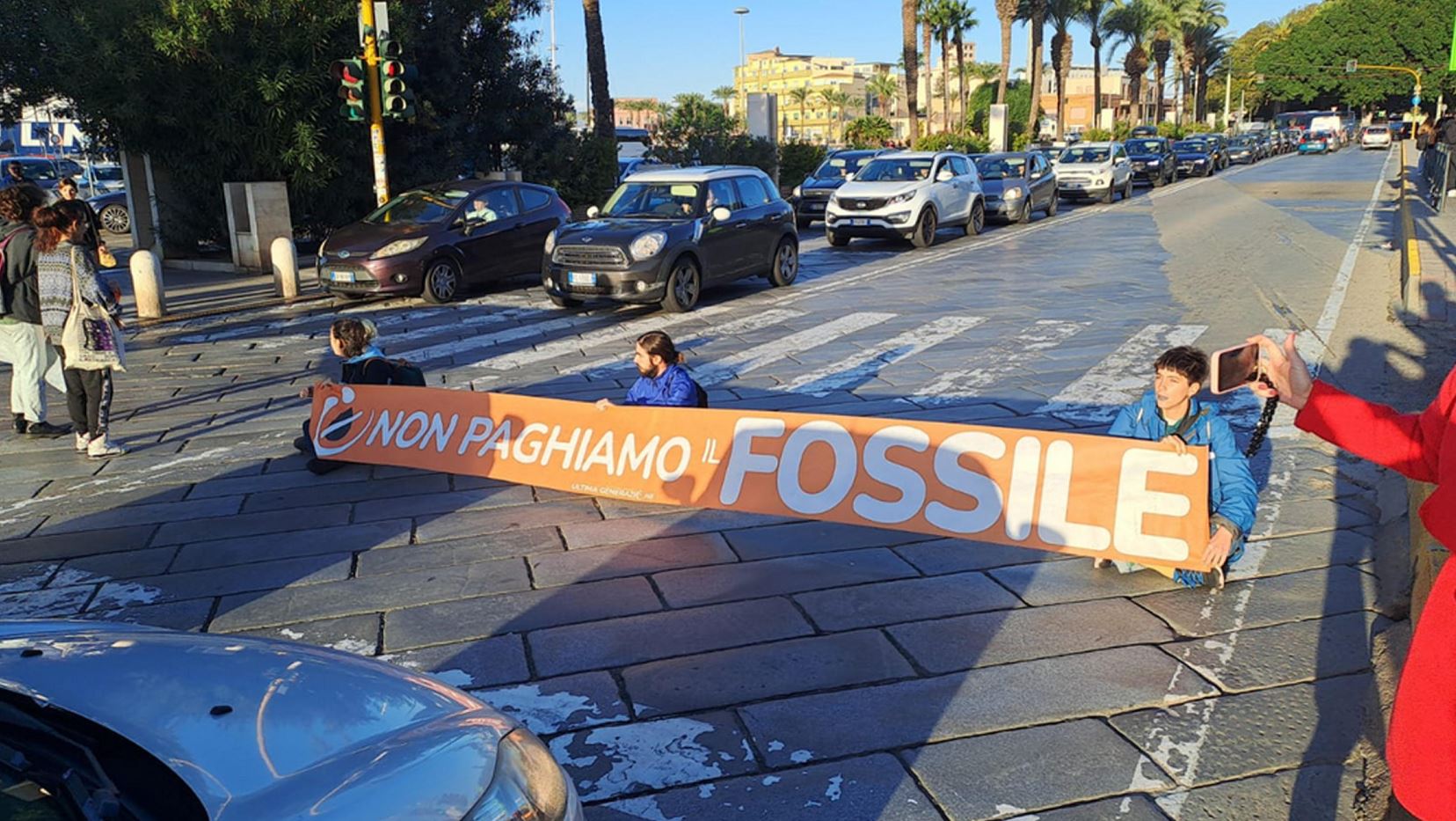 Gli attivisti di Ultima Generazione bloccano la strada principale di Cagliari con striscione "Non paghiamo il fossile"