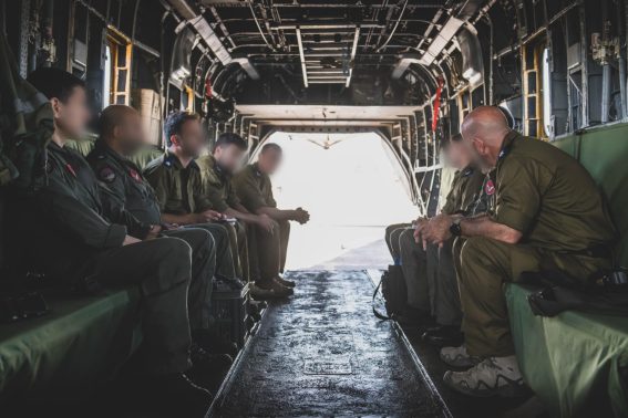 I soldati delle forze di difesa israeliane incaricati al recupero degli ostaggi rilasciati da Hamas