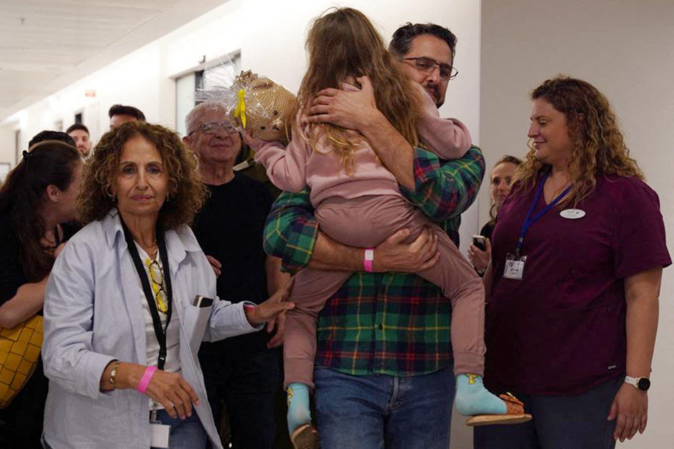 La Cnn, citando un portavoce del primo ministro israeliano Benjamin Netanyahu, ha confermato che oggi saranno rilasciati altri dieci ostaggi