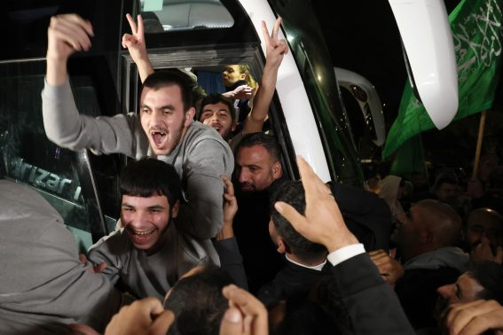 33 prigionieri palestinesi rilasciati da Israele sono arrivati stamattina a Ramallah, in Cisgiordania