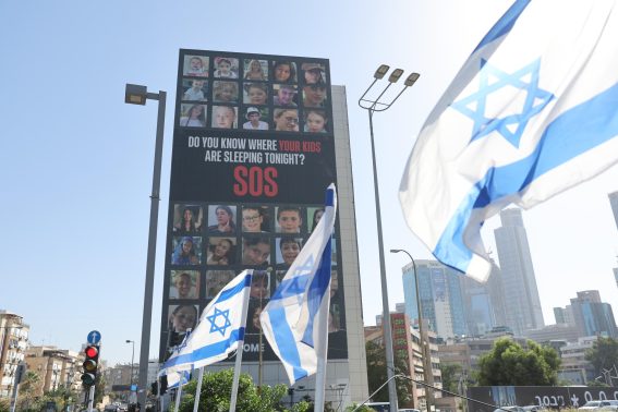 Un manifesto mostra il volto dei bambini rapiti da Hamas nell'attacco del 7 ottobre 2023
