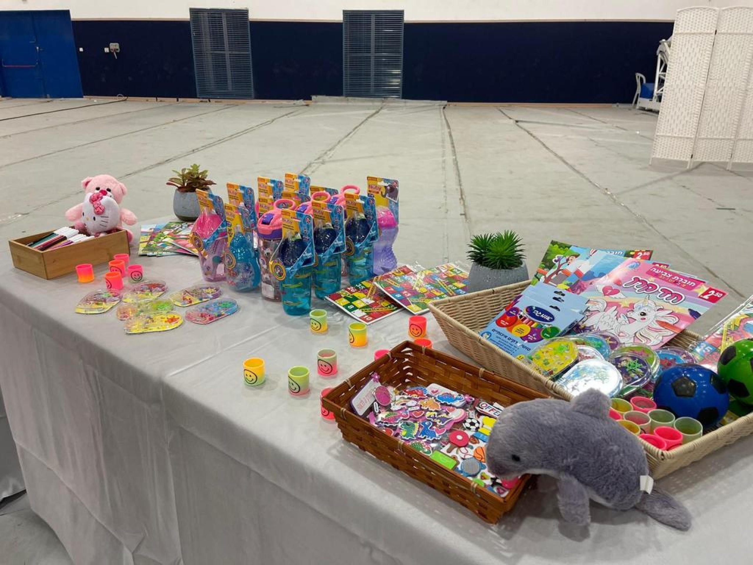 Giocattoli e peluche per accogliere i bambini ostaggi rilasciati da Hamas