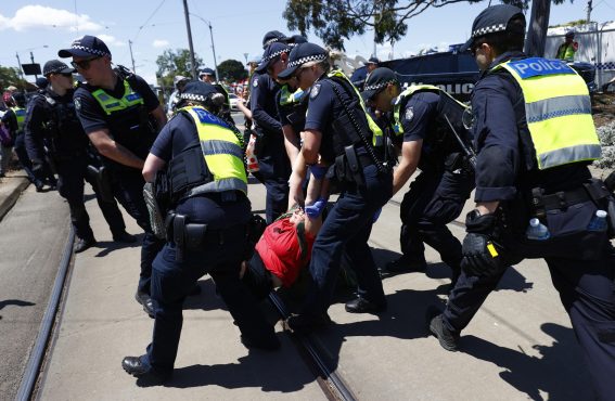 Una manifestante pro Palestina trascinata via dalla polizia durante il Melbourne Cup Day