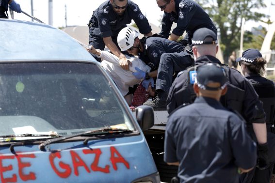 Un pullman dei manifestanti con la scritta “Free Gaza”