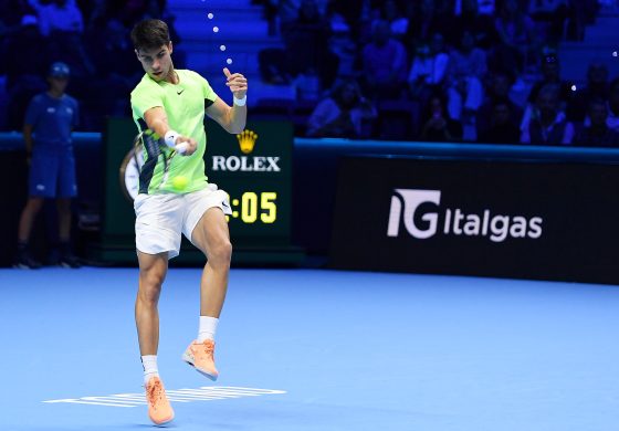 Carlos Alcaraz risponde ad uno scambio di Alexander Zverev durante la partita di ieri nelle Atp Finals di Torino Carlos Alcaraz risponde ad uno scambio di Alexander Zverev durante la partita di ieri nelle Atp Finals di Torino