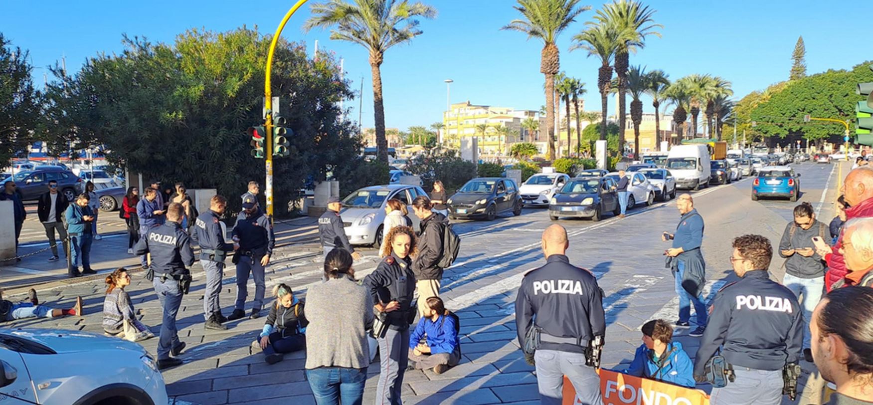 La polizia fa sgomberare i manifestanti di Ultima Generazione da via Roma a Cagliari La polizia fa sgomberare i manifestanti di Ultima Generazione da via Roma a Cagliari