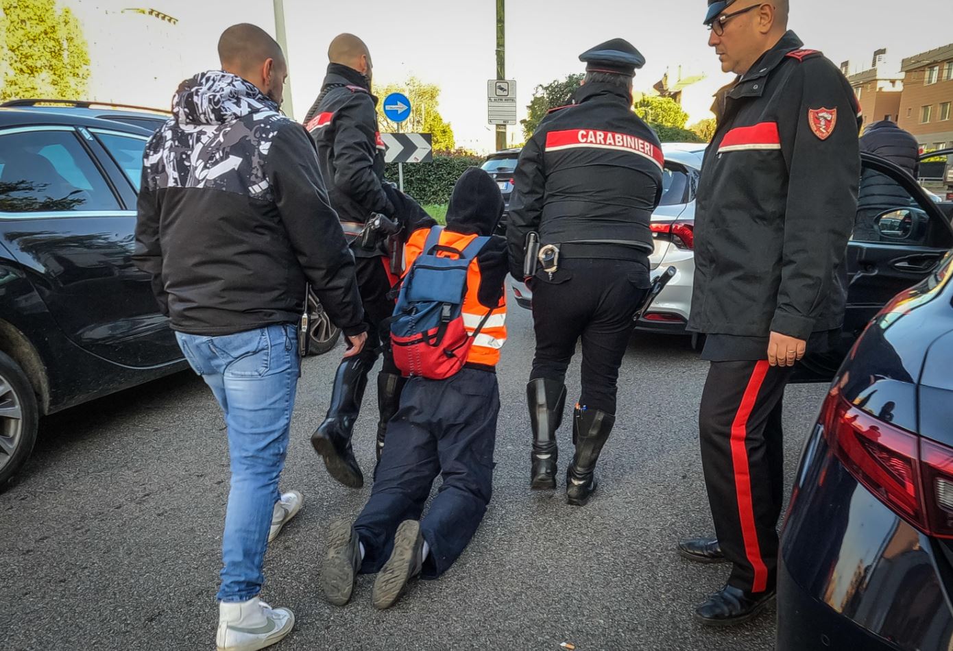 Carabinieri trascinano via un manifestante da Piazza Bologna, centro della protesta di Ultima Generazione a Milano Carabinieri trascinano via un manifestante da Piazza Bologna, centro della protesta di Ultima Generazione a Milano