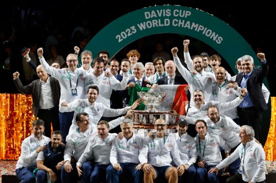 La squadra italiana festeggia dopo la vittoria del trofeo La squadra italiana festeggia dopo la vittoria del trofeo