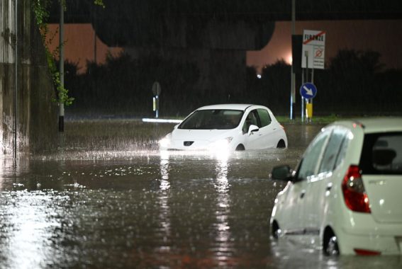 Strade e sottopassi allagati a Firenze