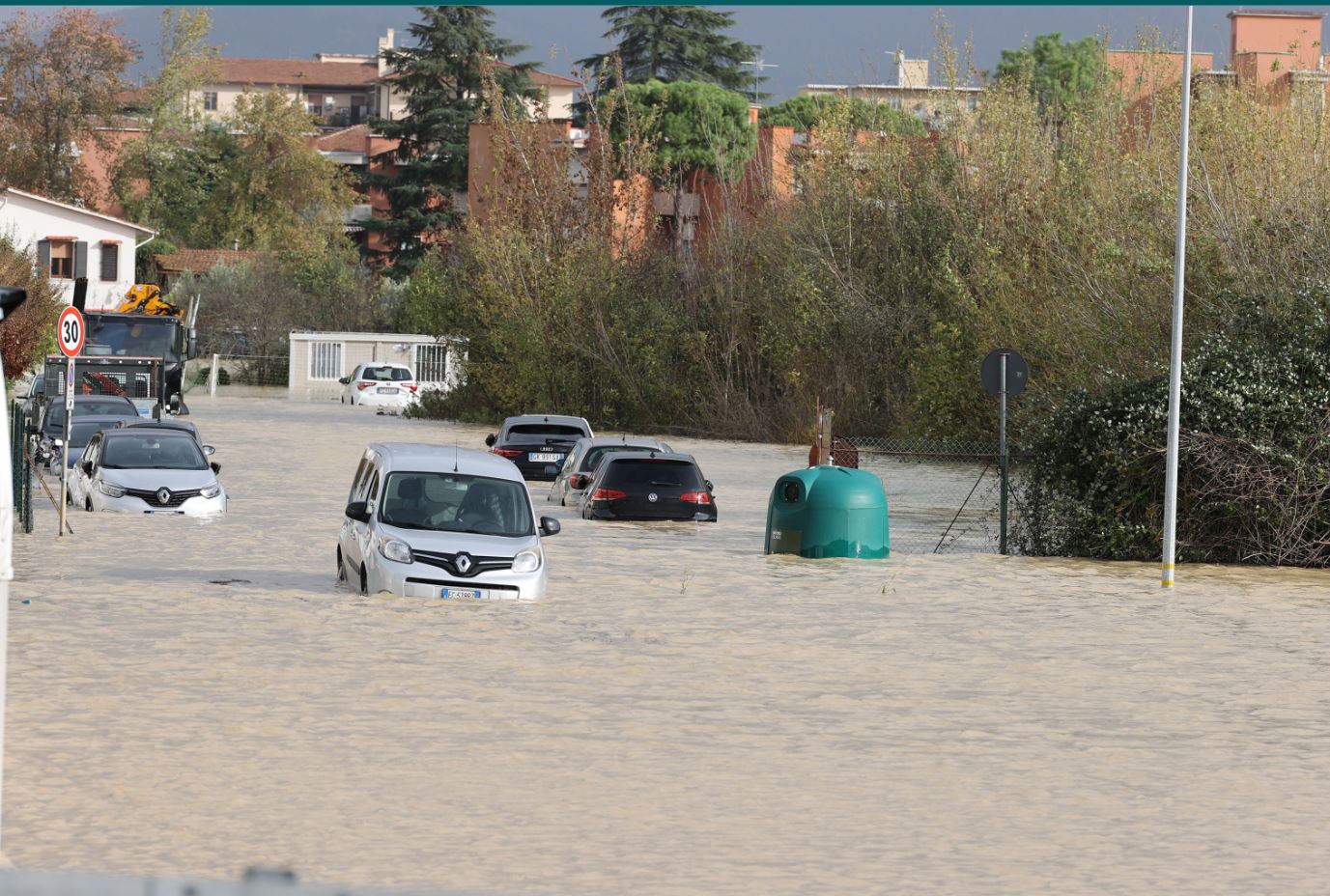 Le strade allagate dopo il nubifragio che ha fatto esondare il Bisenzio Firenze