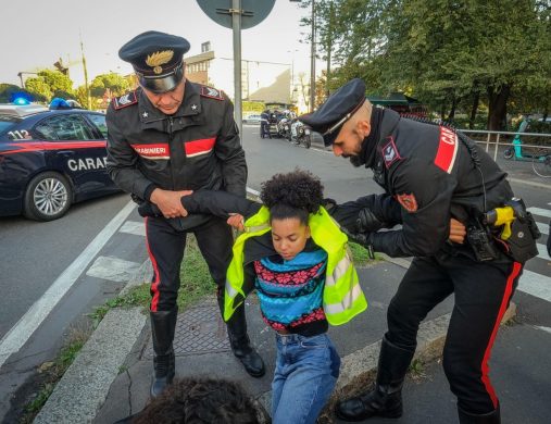 Due carabinieri portano via di peso una manifestante di Ultima Generazione a Milano Due carabinieri portano via di peso una manifestante di Ultima Generazione a Milano