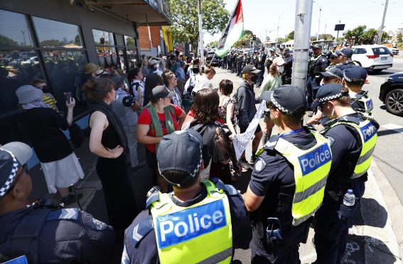 Manifestanti pro Palestina accerchiati dalla polizia durante il Melbourne Cup Day