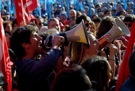 Proteste alla manifestazione dei sindacati in piazza del Popolo, Roma | Foto Ansa