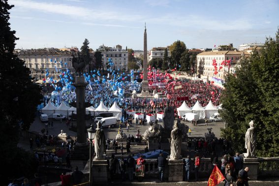Vista dall'alto della manifestazione dei sindacati in piazza del Popolo, Roma | Foto Ansa