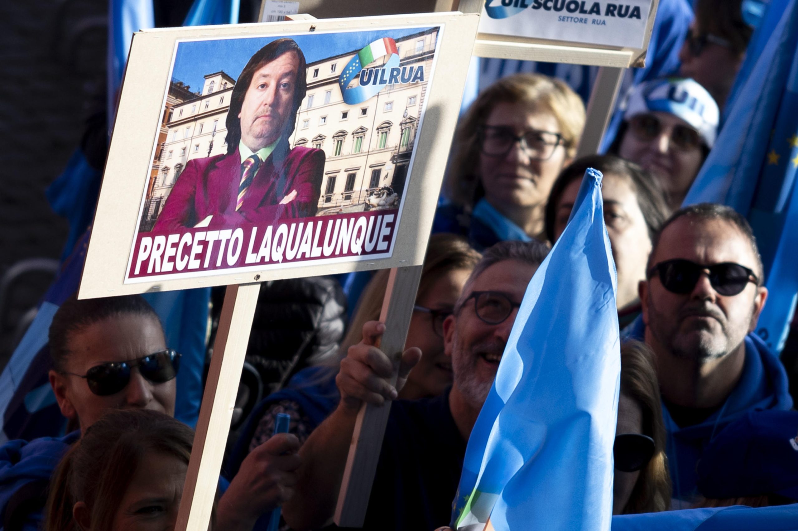 Un cartello alla manifestazione dei sindacati a Roma | Foto Ansa