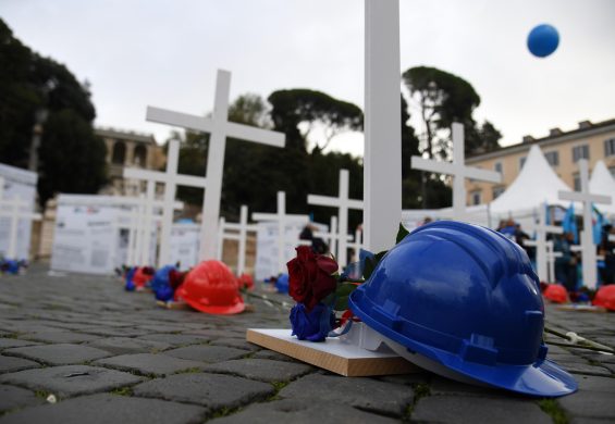 Croci per i lavoratori a Roma | Foto Ansa