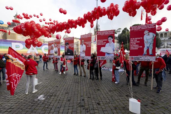 Cartelli in piazza del Popolo per la manifestazione dei sindacati | Foto Ansa Cartelli in piazza del Popolo per la manifestazione dei sindacati | Foto Ansa