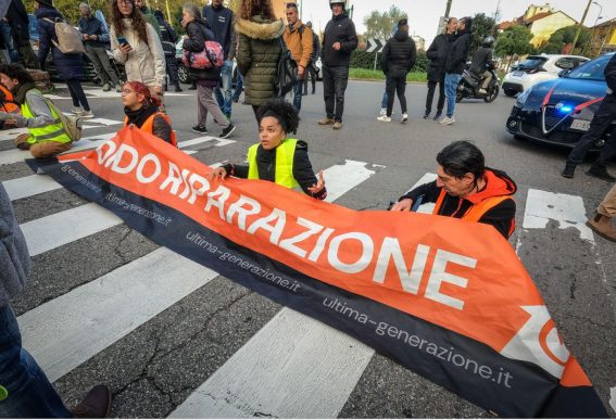 Ultima Generazione blocca il traffico a Milano e Cagliari per ottenere il Fondo Riparazione