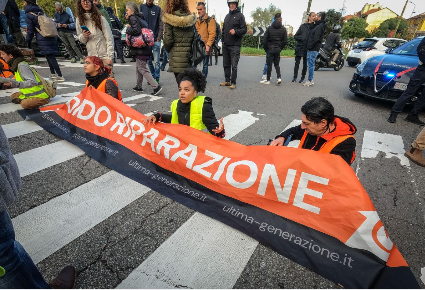 Ultima Generazione blocca il traffico a Milano e Cagliari per ottenere il Fondo Riparazione Ultima Generazione blocca il traffico a Milano e Cagliari per ottenere il Fondo Riparazione