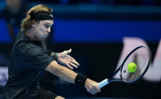 Il numero cinque al mondo Andrej Rublev sconfitto dal connazionale Daniil Medvedev con il risultato 6-4; 6-2 durante una partita delle Atp Finals a Torino Il numero cinque al mondo Andrej Rublev sconfitto dal connazionale Daniil Medvedev con il risultato 6-4; 6-2 durante una partita delle Atp Finals a Torino
