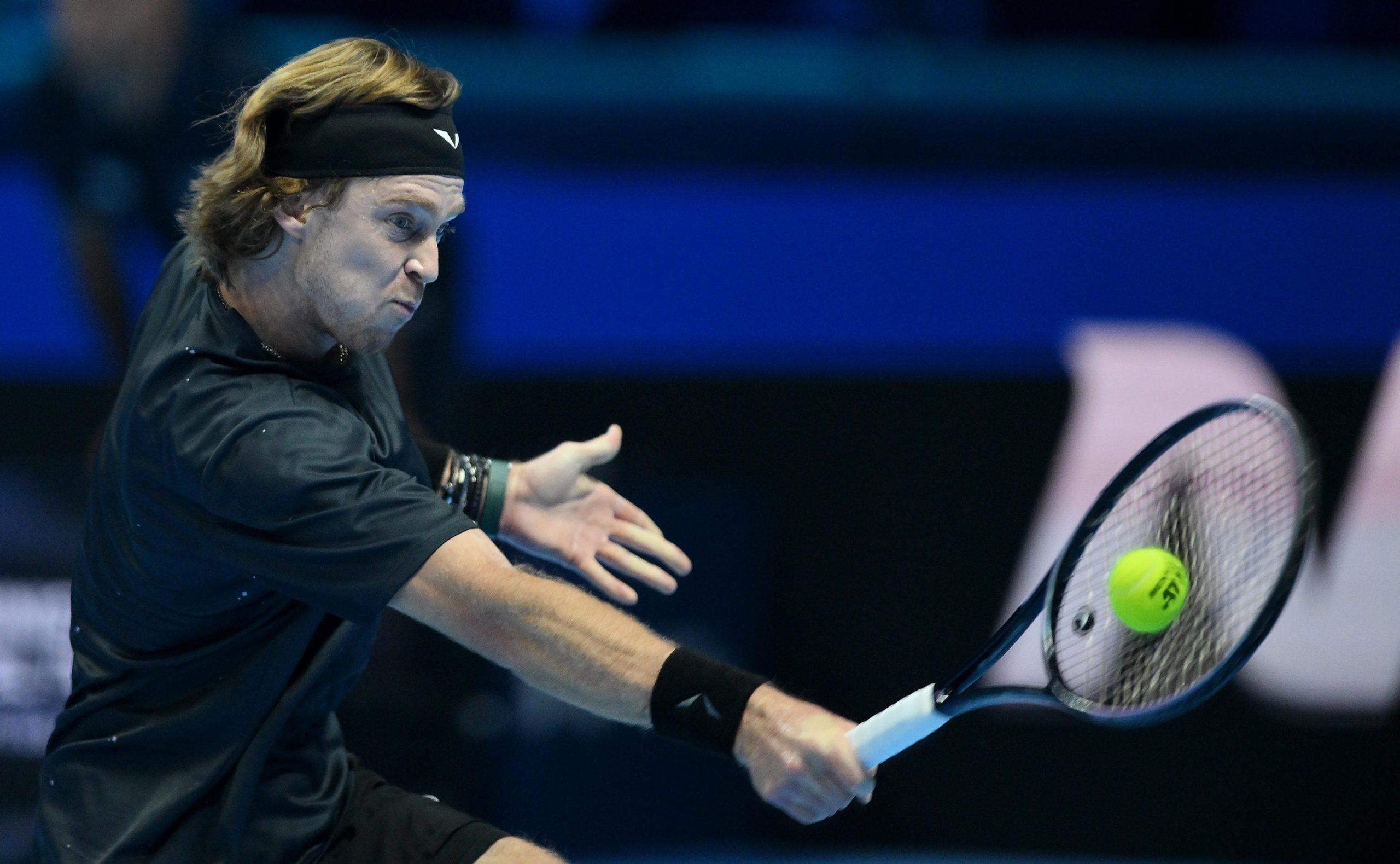 Il numero cinque al mondo Andrej Rublev sconfitto dal connazionale Daniil Medvedev con il risultato 6-4; 6-2 durante una partita delle Atp Finals a Torino Il numero cinque al mondo Andrej Rublev sconfitto dal connazionale Daniil Medvedev con il risultato 6-4; 6-2 durante una partita delle Atp Finals a Torino