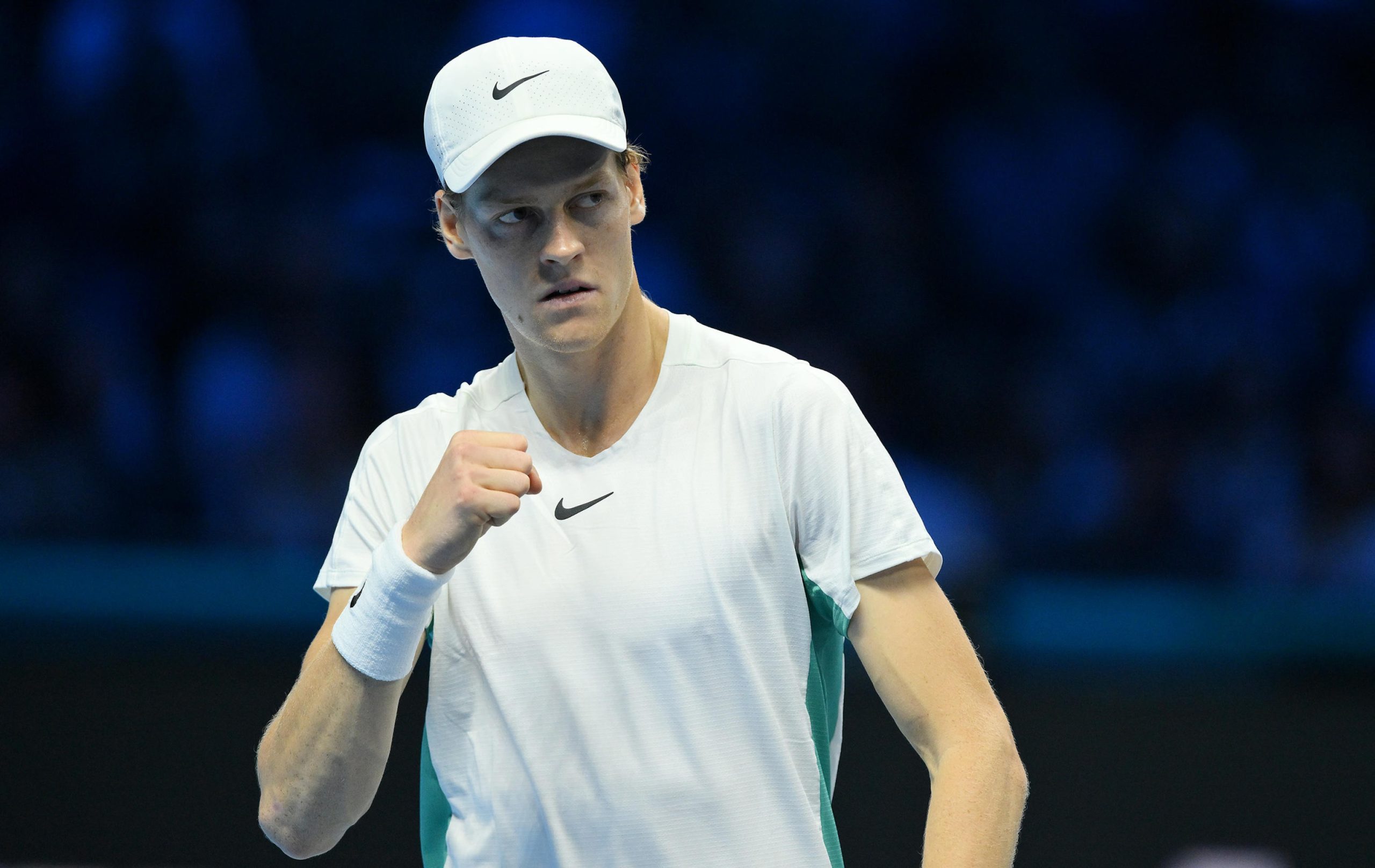 Sinner ha vinto contro Tsitsipas in due set. Stasera alle 21 l'incontro contro il numero uno al mondo Djokovic Sinner ha vinto contro Tsitsipas in due set. Stasera alle 21 l'incontro contro il numero uno al mondo Djokovic