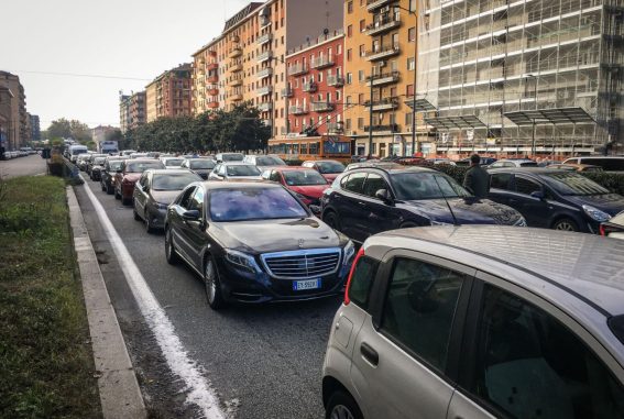 Automobili ferme in fila in viale Lucania a Milano nel traffico creato dalla protesta degli attivisti di Ultima Generazione