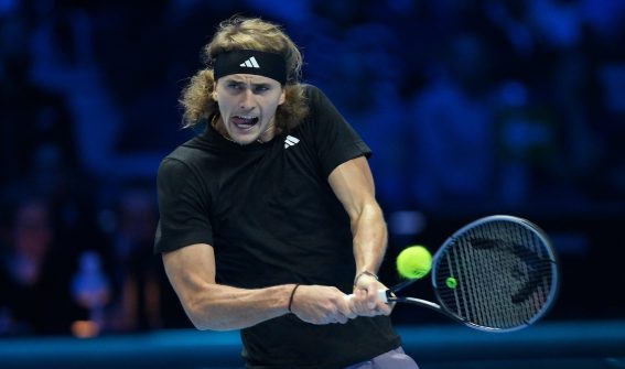 Una risposta di Alexander Zverev durante la vittoria della fase a gironi delle Atp Finals contro il numero due al mondo Alcaraz in tre set a Torino Una risposta di Alexander Zverev durante la vittoria della fase a gironi delle Atp Finals contro il numero due al mondo Alcaraz in tre set a Torino