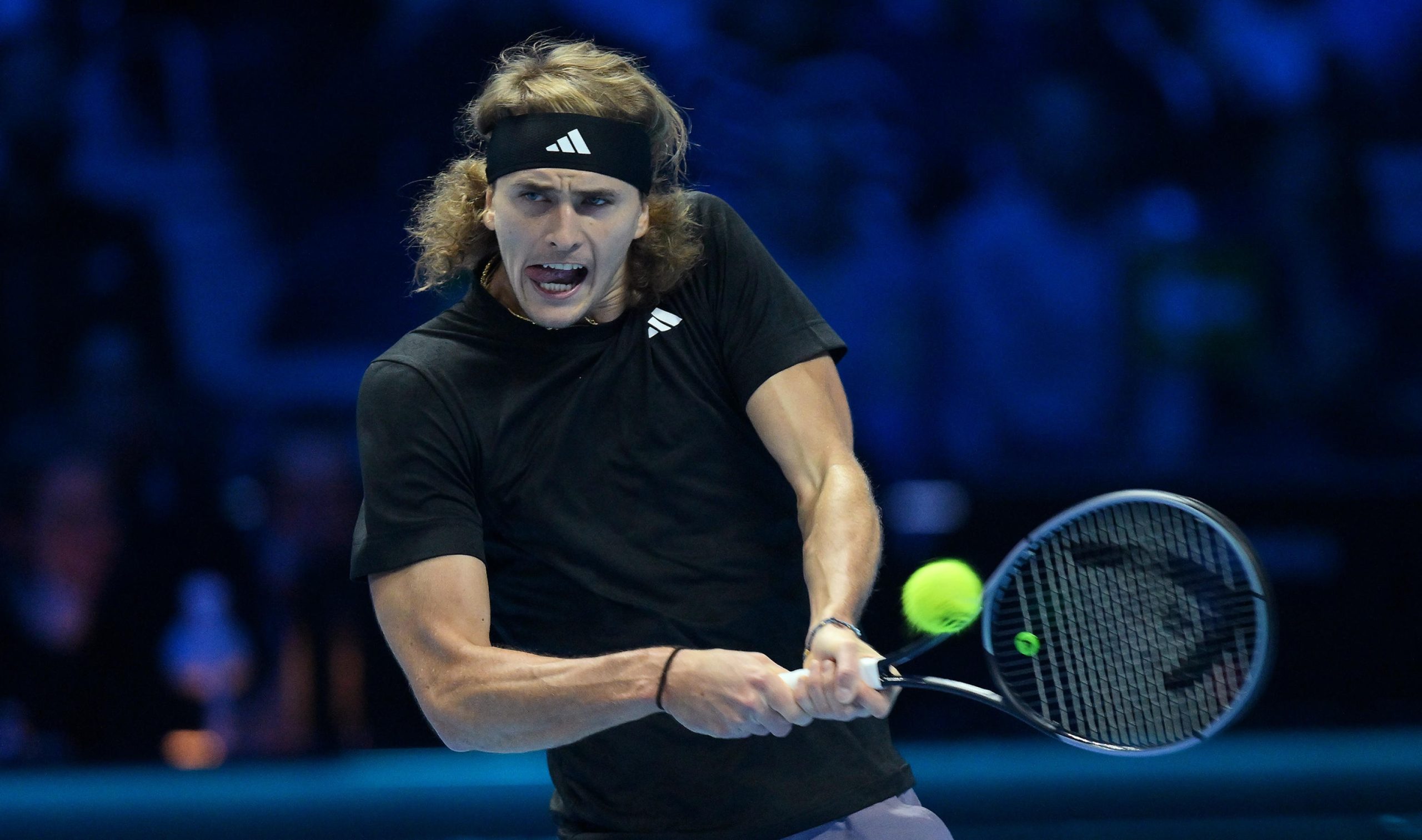 Una risposta di Alexander Zverev durante la vittoria della fase a gironi delle Atp Finals contro il numero due al mondo Alcaraz in tre set a Torino Una risposta di Alexander Zverev durante la vittoria della fase a gironi delle Atp Finals contro il numero due al mondo Alcaraz in tre set a Torino