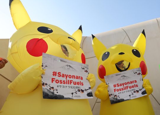 Manifestanti, vestiti dal celebre Pokemon Pikachu, protestano contro i combustibili fossili