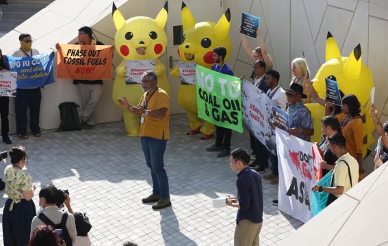 L'intervento di un uomo contro il finanziamento giapponese dei combustibili fossili