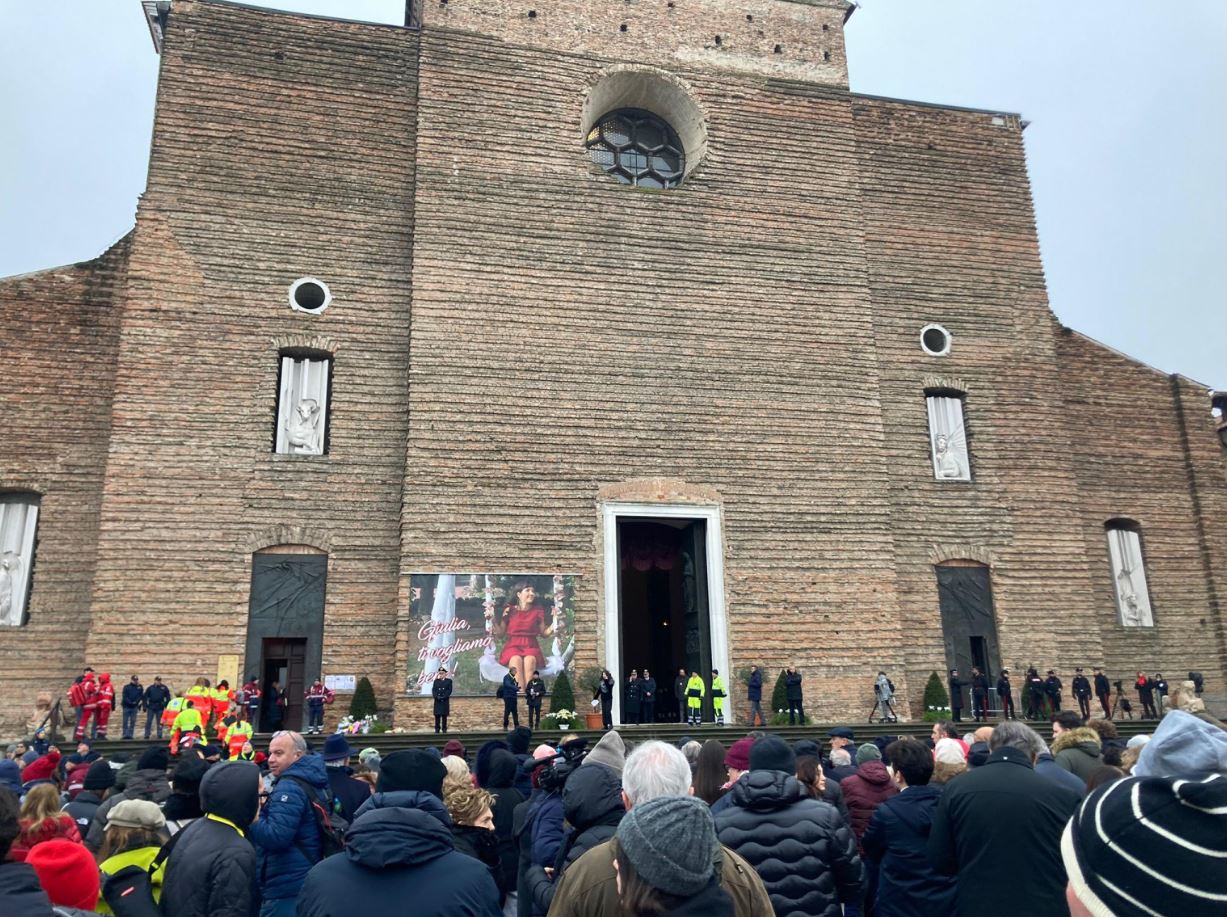 Il cartellone affisso sulla facciata della chiesa, in ricordo di Giulia