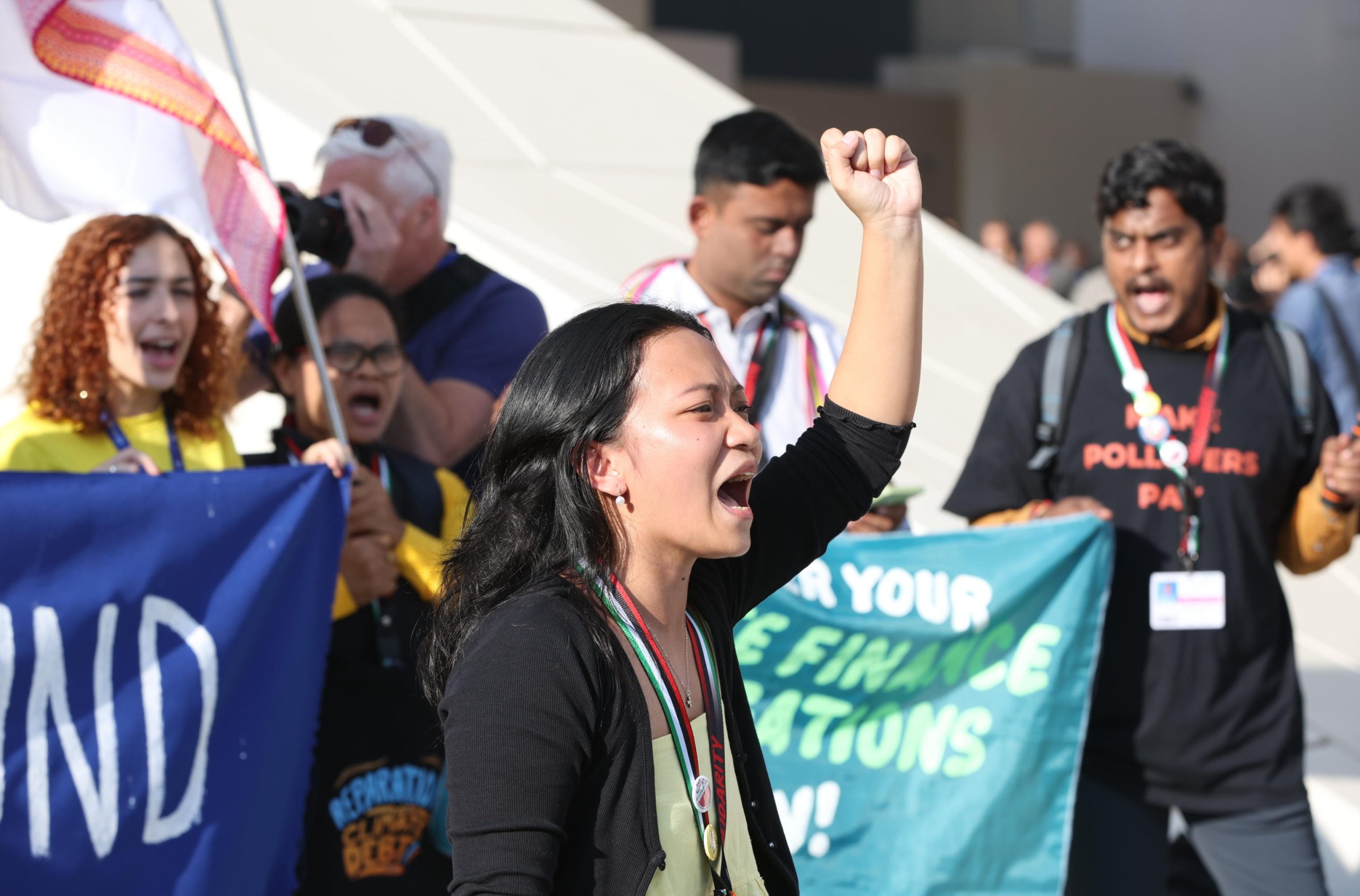La protesta di un'attivista per il clima fuori dalla sede della Cop28