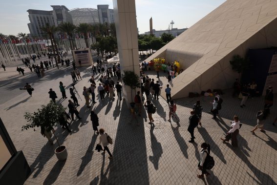 Un piccolo gruppo di attivisti per l'ambiente fuori dal palazzo della Cop28