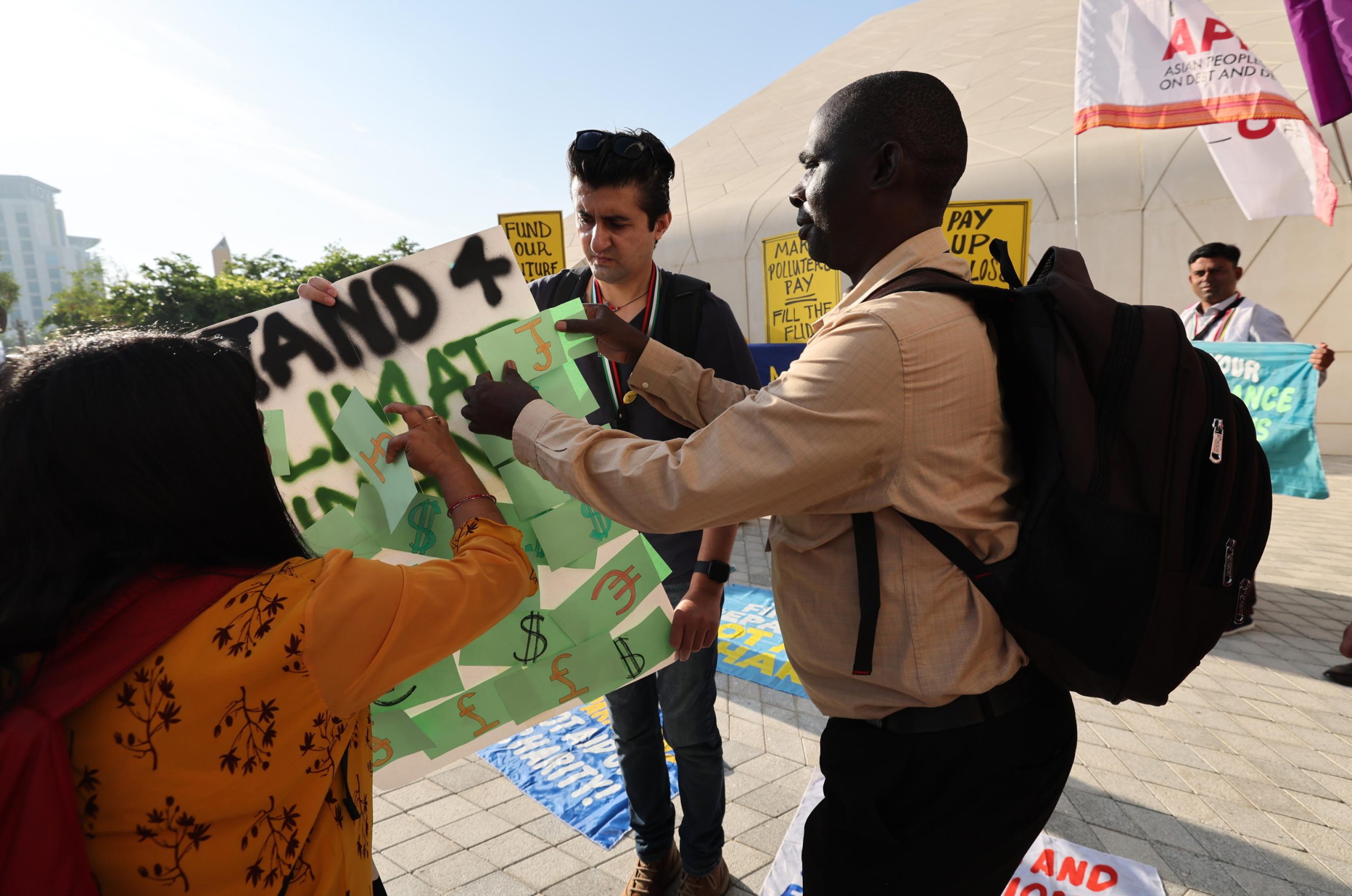 I manifestanti nell'atto di preparare un cartellone