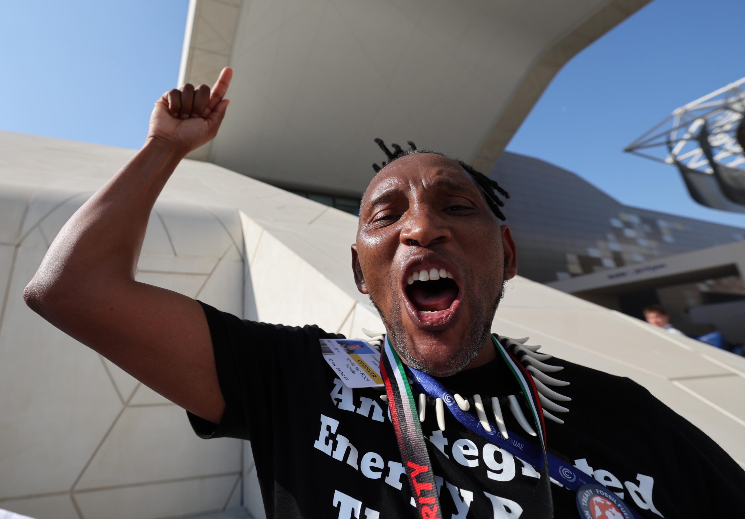 Un'attivista per l'ambiente durante la contestazione a Dubai